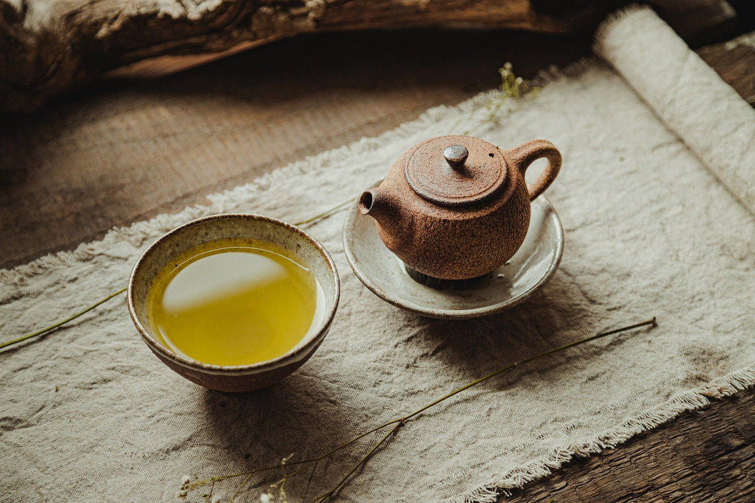 Grüner Tee mit Teekanne