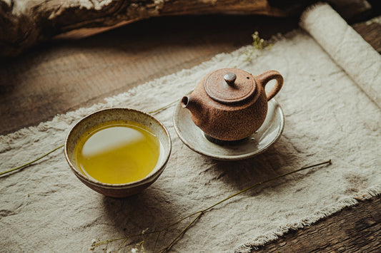 Grüner Tee mit Teekanne