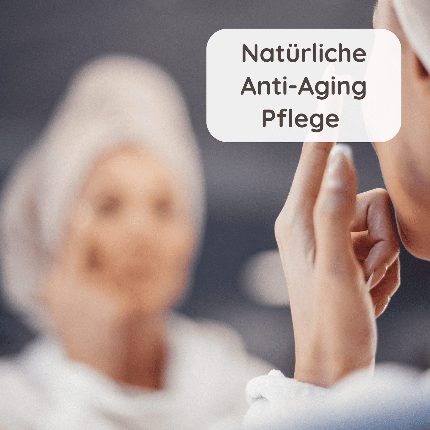 Eine Frau mit einem Handtuch um den Kopf trägt Creme auf ihr Gesicht auf, während sie in den Spiegel schaut. Darüber steht in einem weißen Textfeld: ‘Natürliche Anti-Aging Pflege’.