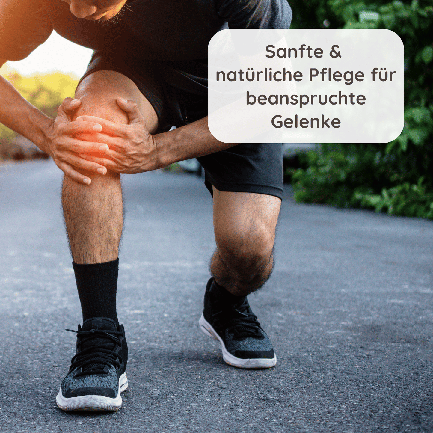 Mann hält sich beim Sport das schmerzende Knie, Symbolbild für beanspruchte Gelenke und natürliche Pflege.