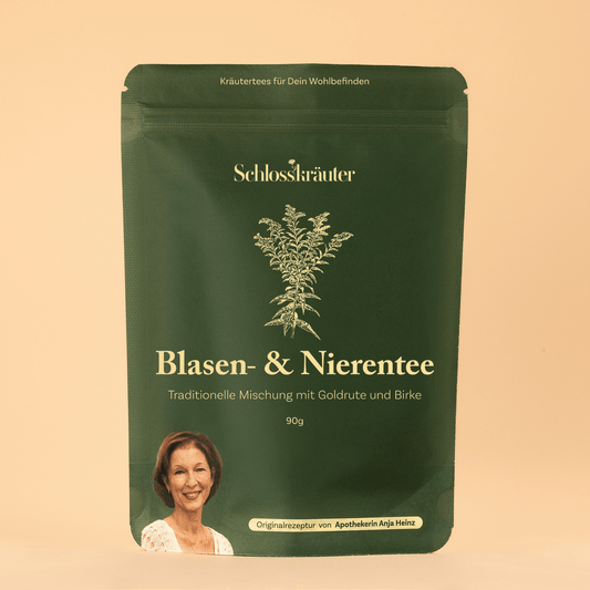Grüne Teeverpackung mit der Aufschrift „Blasen- & Nierentee – traditionelle Mischung mit Goldrute und Birke“, vor beigem Hintergrund