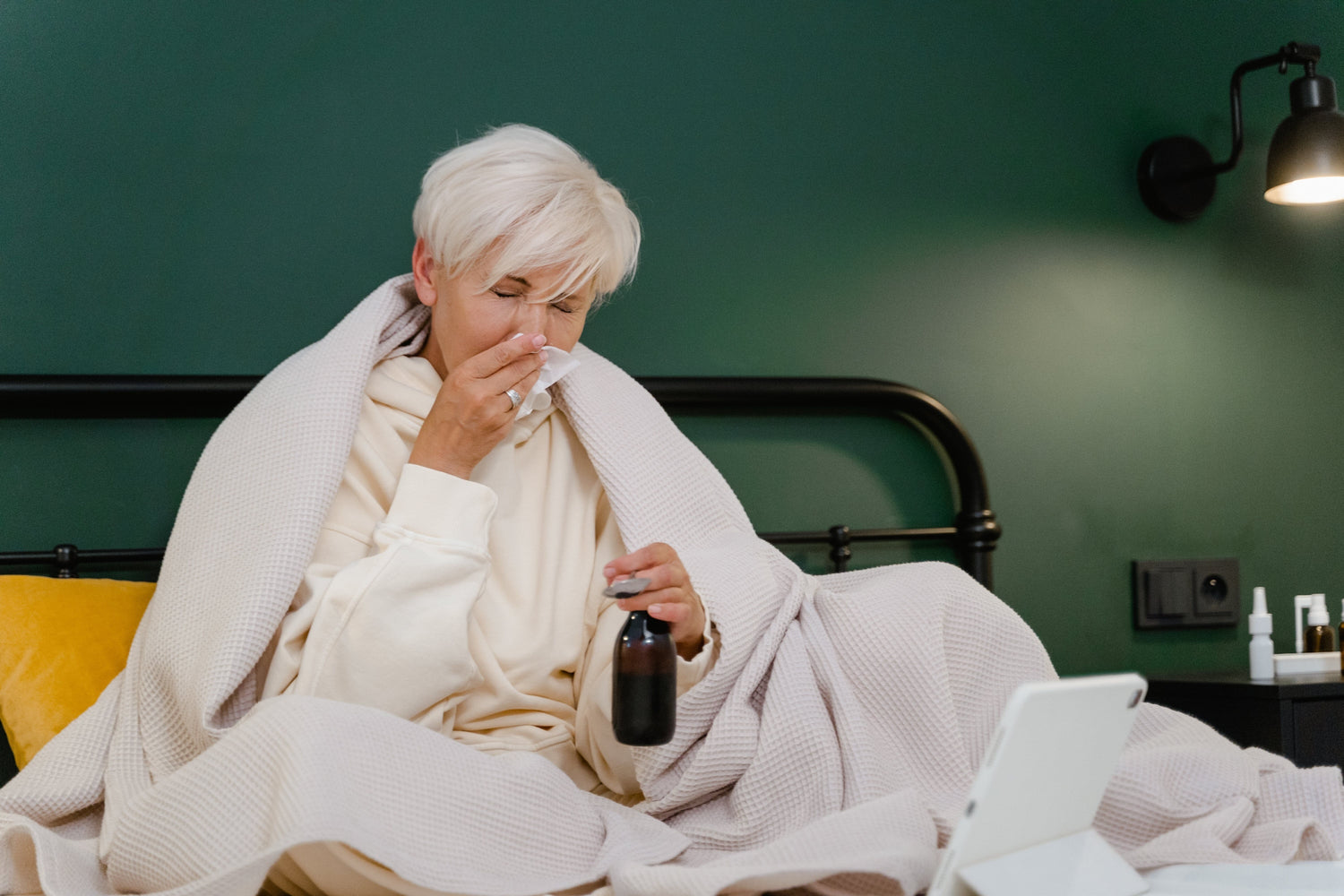 Frau im Bett mit Erkältung