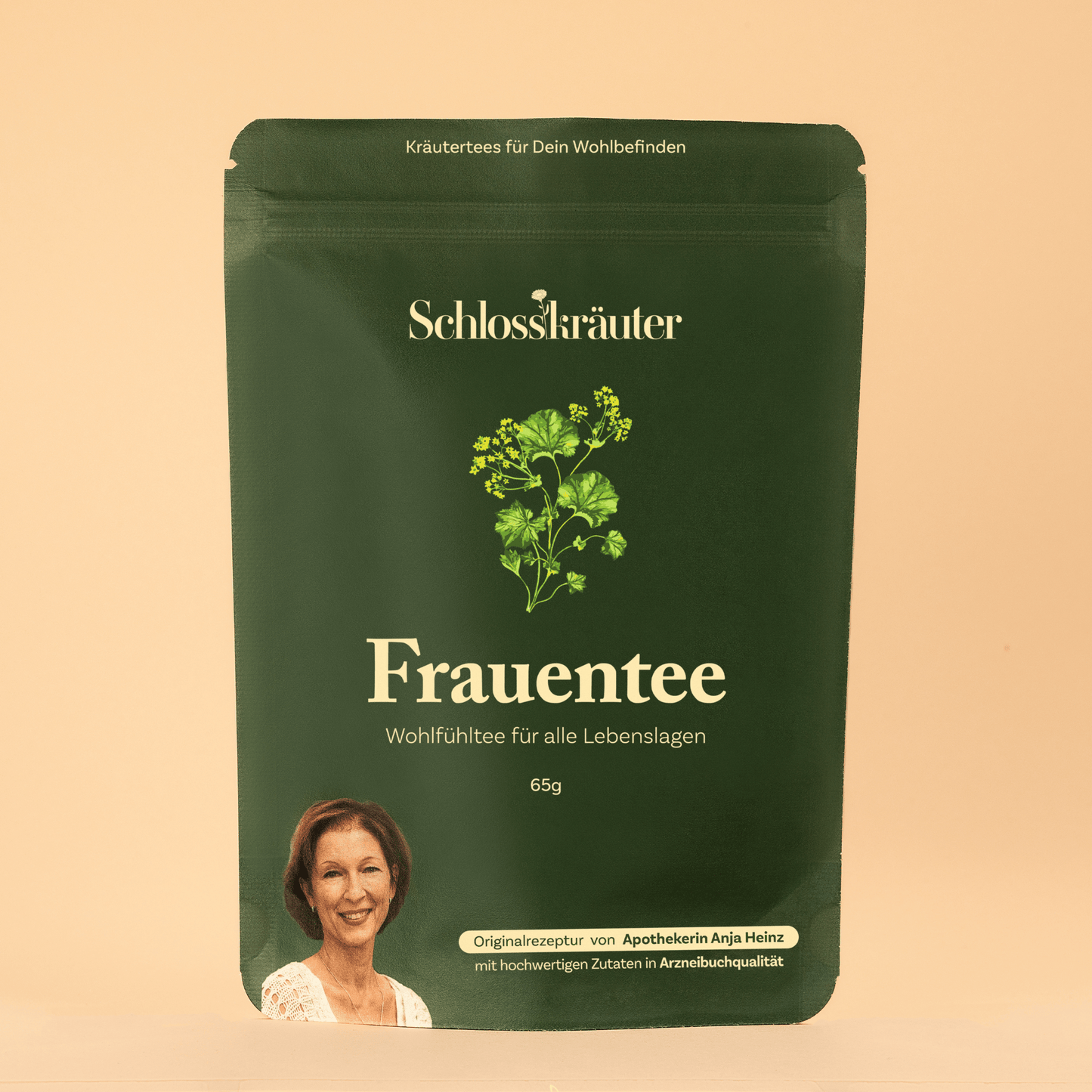 Frauentee mit Frauenmantel und Melisse in grünem Beutel auf beigem Hintergrund