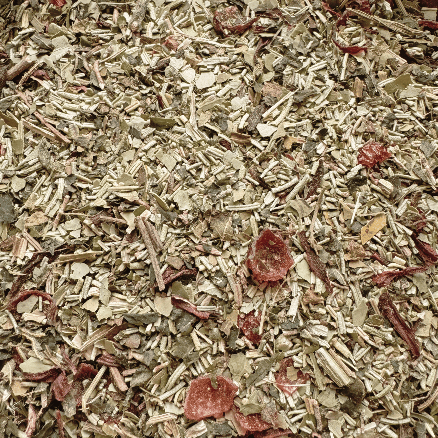 Nahaufnahme der Losen Kräuterteemischung mit Mateblätter, Hagebutten, Rosmarin, Brennnessel und Hibiskus