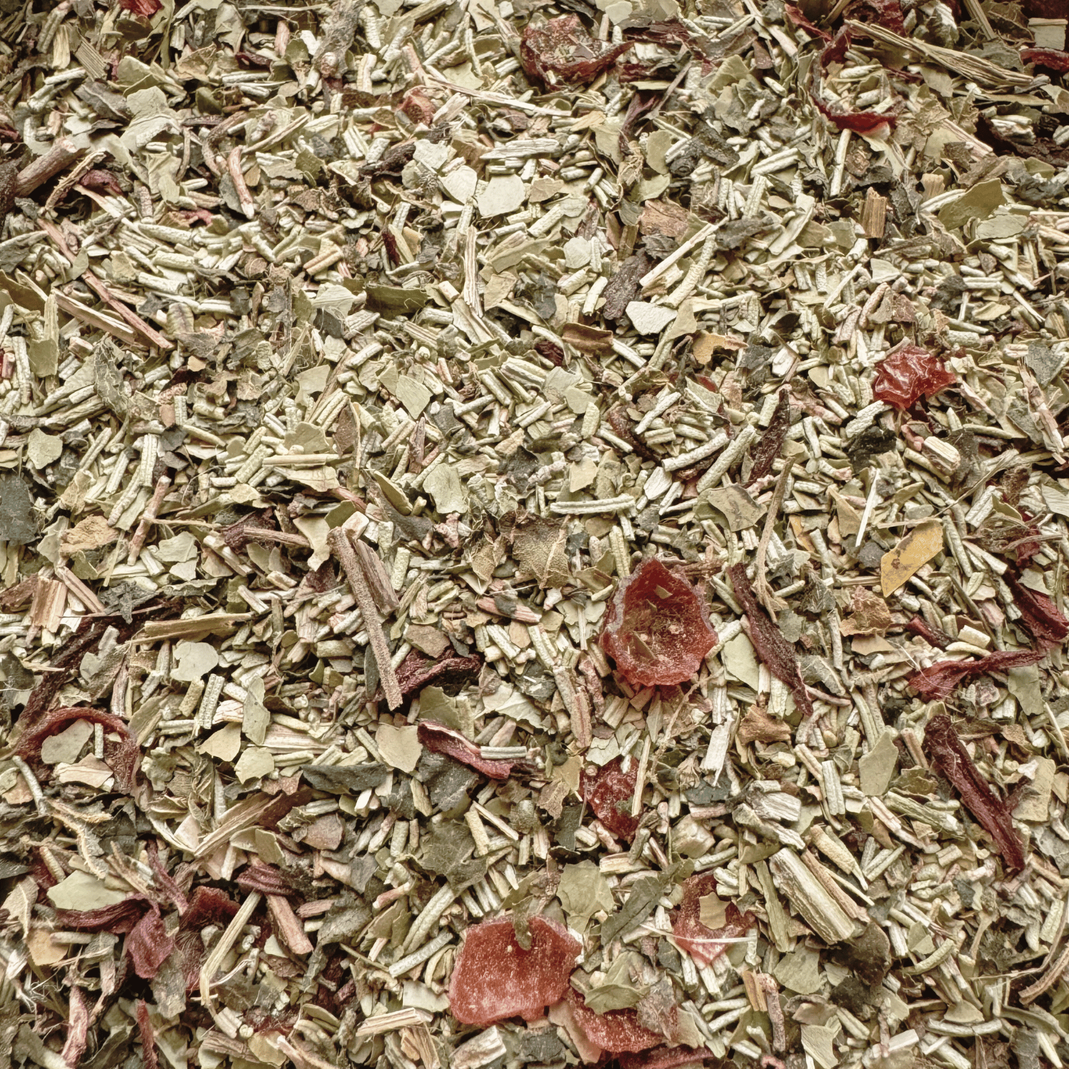Nahaufnahme der Losen Kräuterteemischung mit Mateblätter, Hagebutten, Rosmarin, Brennnessel und Hibiskus