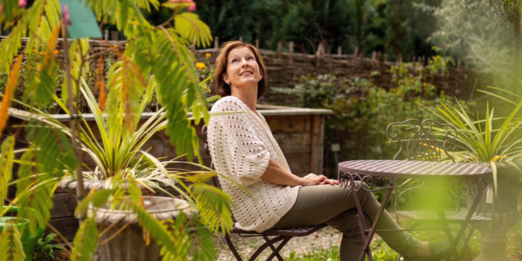 Apothekerin Anja Heinz in ihrem Kräutergarten