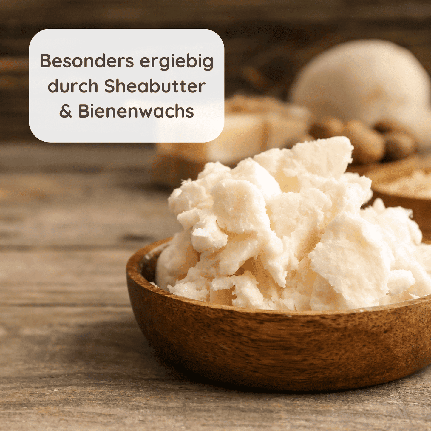 Ein Bild mit einer Schale, die Sheabutter enthält, auf einem Holztisch. Der Text im Bild lautet: “Besonders ergiebig durch Sheabutter & Bienenwachs”.