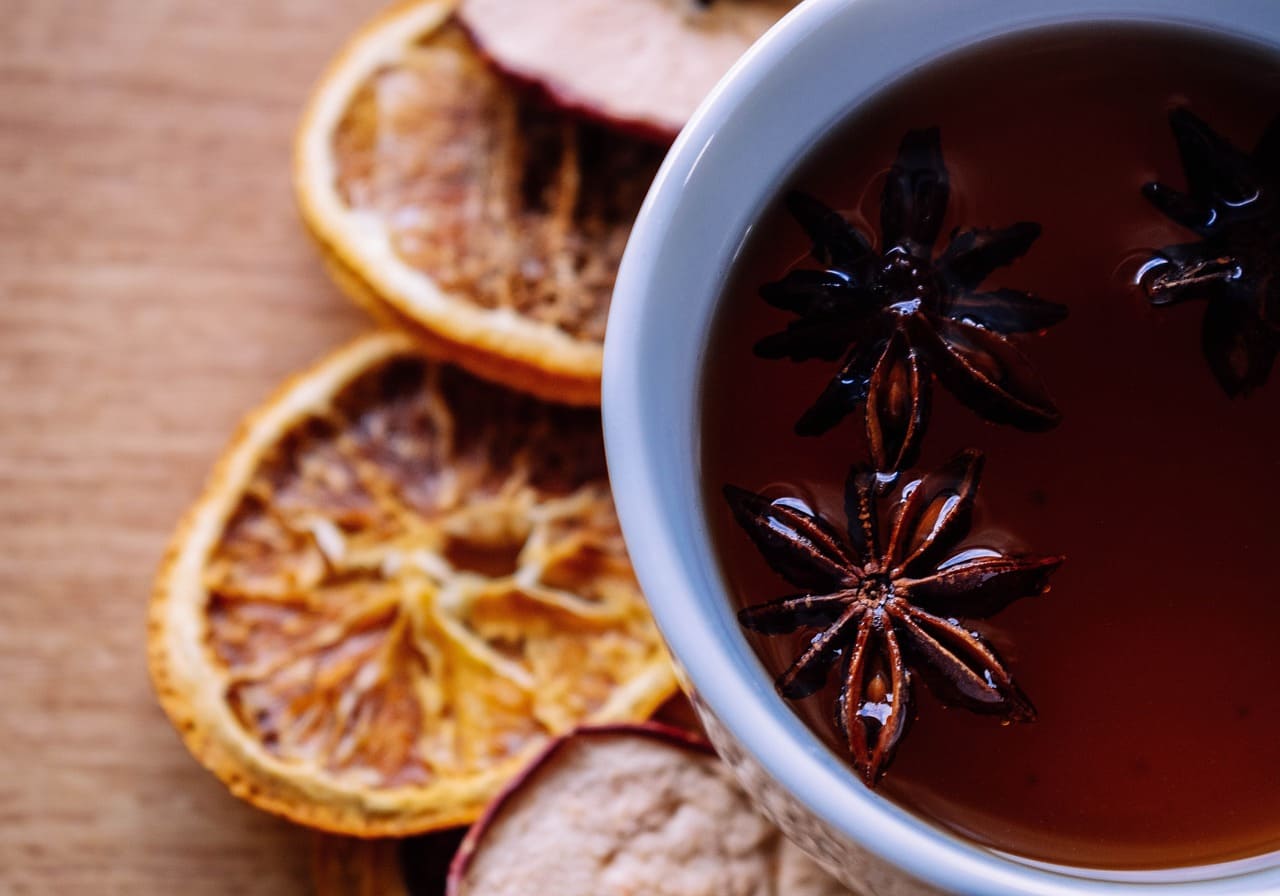 Weihnachtstee mit Sternanis und Apfelsine