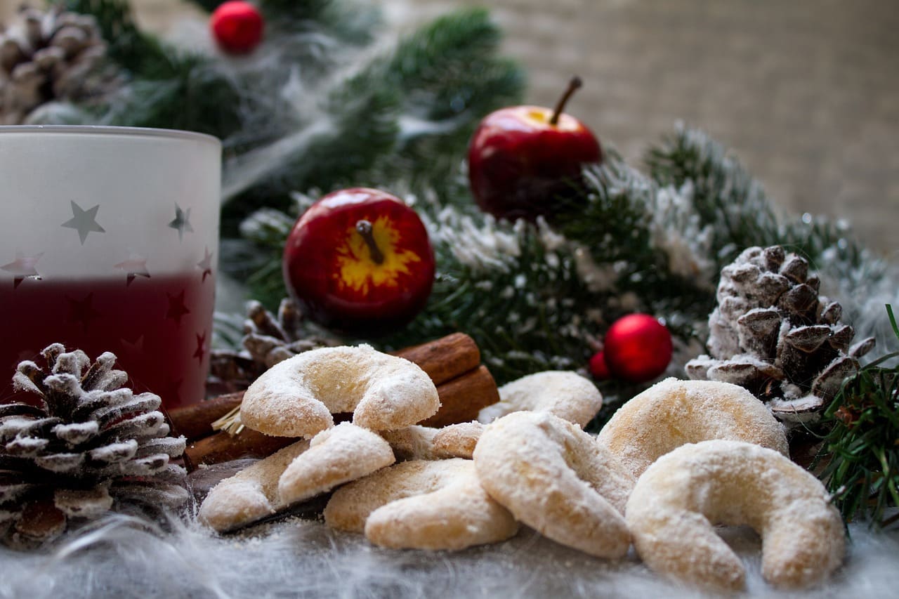 Weihnachtstee mit Vanillekipferl