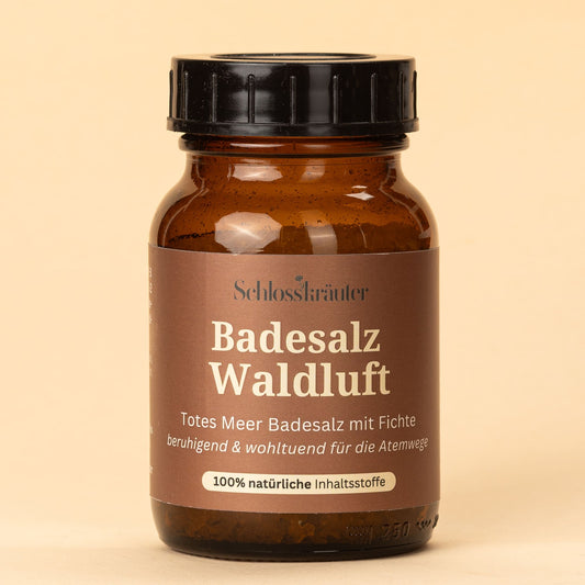 Badesalz in einer Braunen Glasdose auf beigem Hintergrund