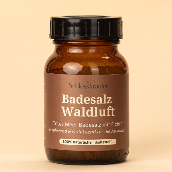 Badesalz in einer Braunen Glasdose auf beigem Hintergrund