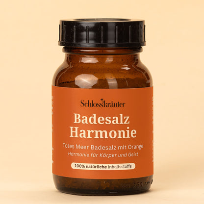 Badesalz Harmonie in einem braunen Glas auf beigem Hintergrund