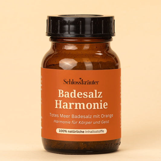 Badesalz Harmonie in einem braunen Glas auf beigem Hintergrund