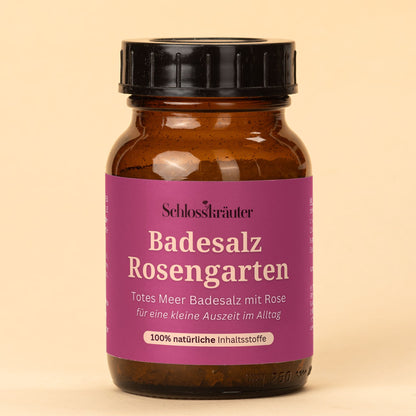 Badesalz Rosengarten in einem braunen Glas auf beigem Hintergrund