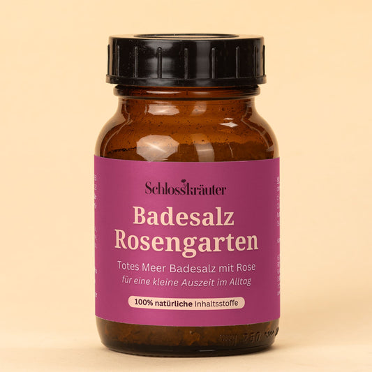 Badesalz Rosengarten in einem braunen Glas auf beigem Hintergrund