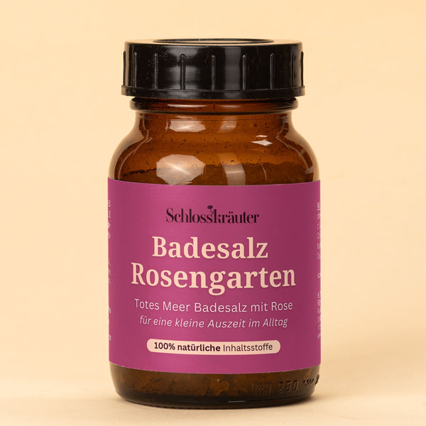 Badesalz Rosengarten in einem braunen Glas auf beigem Hintergrund
