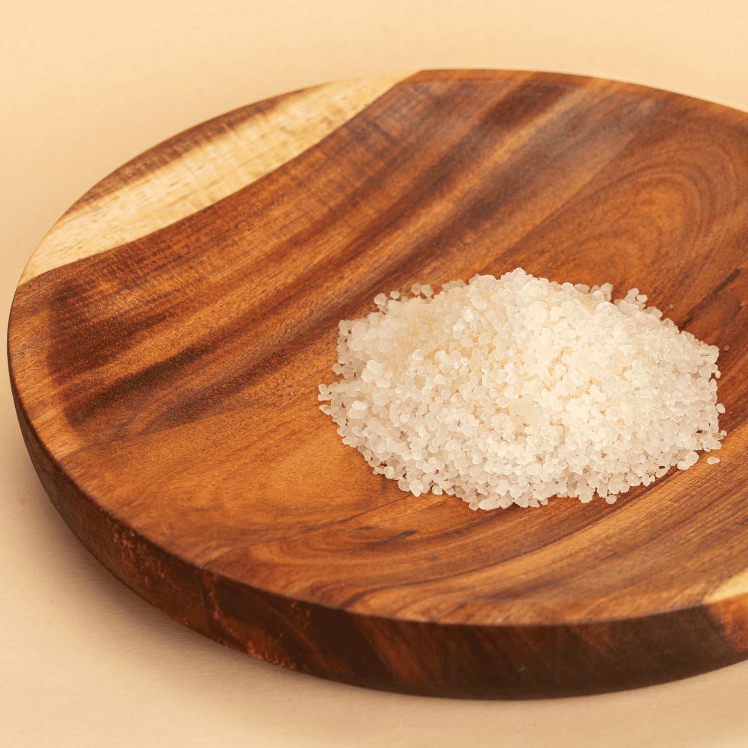 Nahaufnahme vom Badesalz auf einem Holzbrett