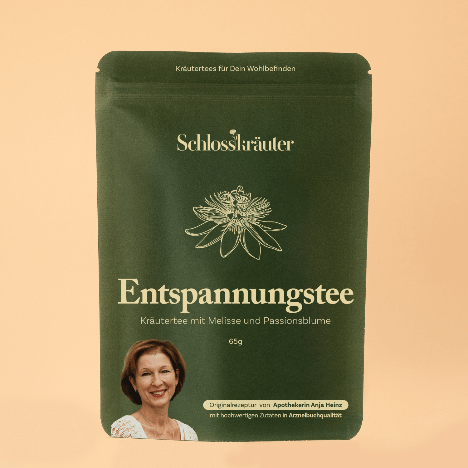 Entspannungstee in grünem Beutel auf beigem Hintergrund