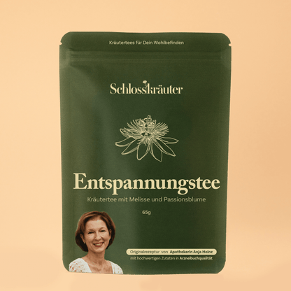 Entspannungstee in grünem Beutel auf beigem Hintergrund