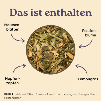 Nahaufnahme einer losen Kräutermischung mit Melissenblättern, Lemongras, Hopfen und Passionsblumenkraut.