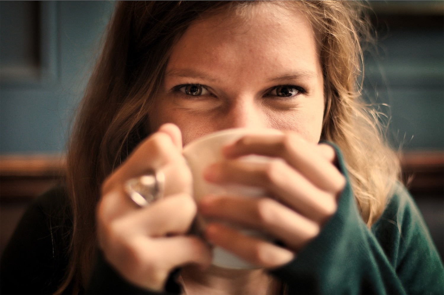 Lächelnde Frau mit Teetasse