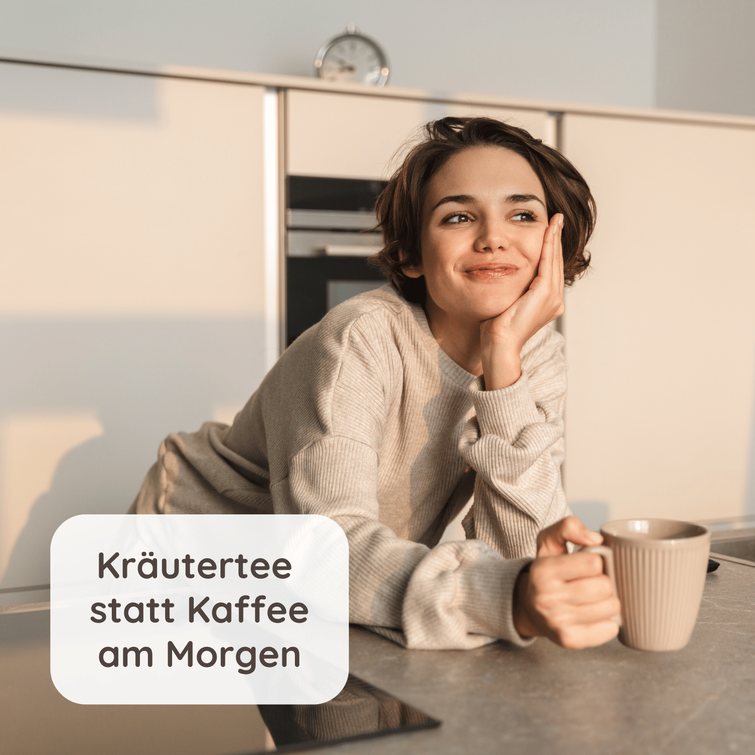 Foto von einer jungen Frau mit Tasse Tee in der Hand in der Küche mit Text "Kräutertee statt Kaffee am Morgen"