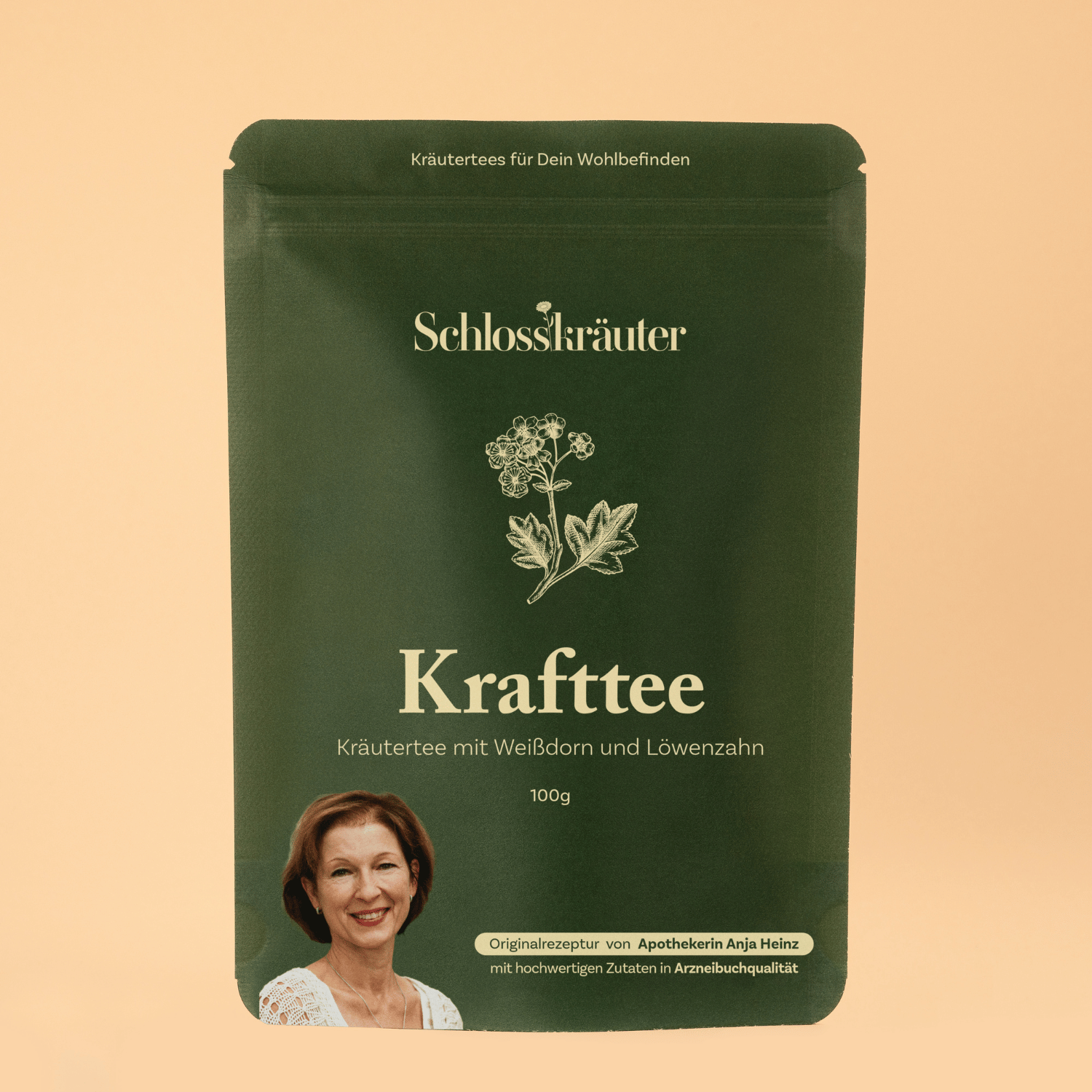 Krafttee mit Weißdorn in grünem Beutel auf beigem Hintergrund