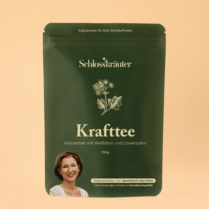 Krafttee mit Weißdorn in grünem Beutel auf beigem Hintergrund