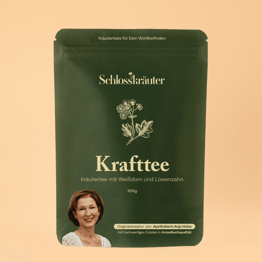 Krafttee mit Weißdorn in grünem Beutel auf beigem Hintergrund