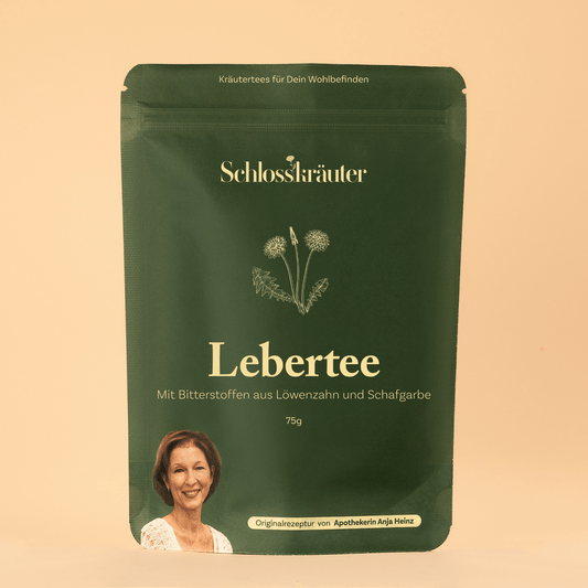 Lebertee für Leber und Galle in grünem Beutel auf beigem Hintergrund