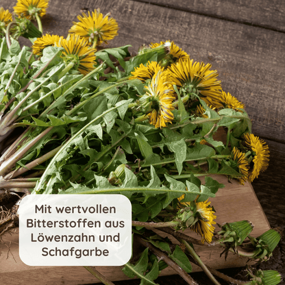 Ein Bund frischer Löwenzahn mit Wurzel, liegt auf einem Holzbrett mit Text: "Mit wertvollen Bitterstoffen aus Löwenzahn und Schafgarbe."