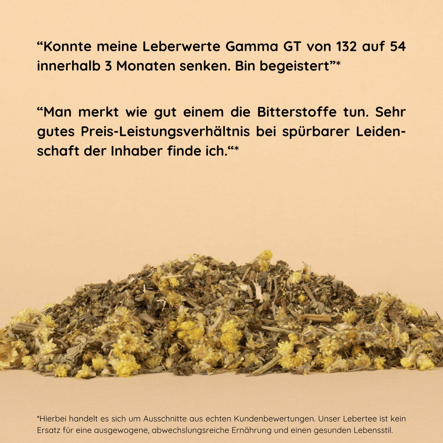 Ein Foto vom Lebertee auf einer beigen Fläche. Zwei Kundenbewertungen sind zu sehen. Die erste Bewertung lautet: ‘Konnte meine Leberwerte Gamma GT von 132 auf 54 innerhalb 3 Monaten senken. Bin begeistert.’ Die zweite lautet: ‘Man merkt wie gut einem die Bitterstoffe tun. Sehr gutes Preis-Leistungsverhältnis bei spürbarer Leidenschaft der Inhaber finde ich.’ Unten steht, dass es sich um echte Kundenbewertungen handelt und der Lebertee kein Ersatz für eine ausgewogene Ernährung ist.