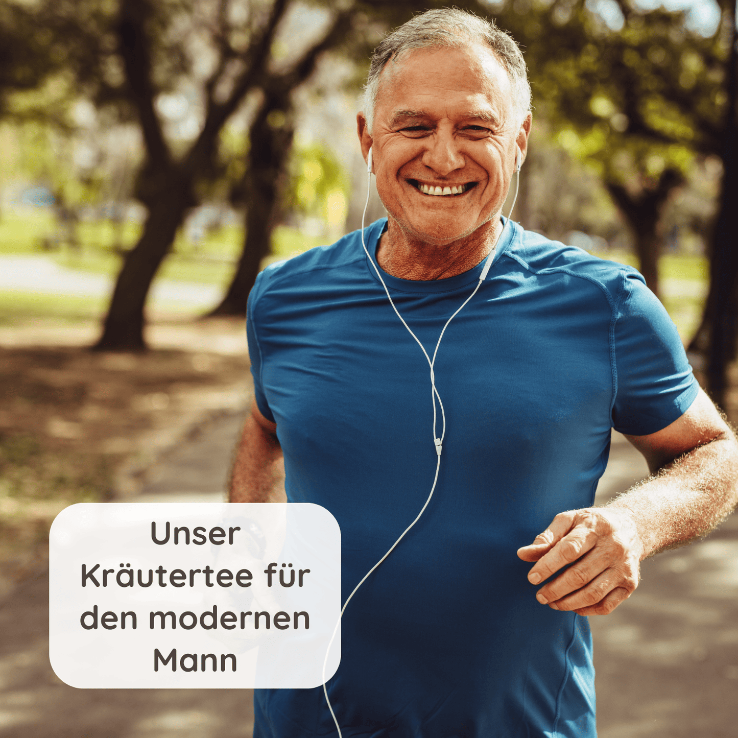 Ein Mann beim Laufen, der dabei Musik hört und glücklich wirkt mit einem Text "Unser Kräutertee für den modernen Mann"