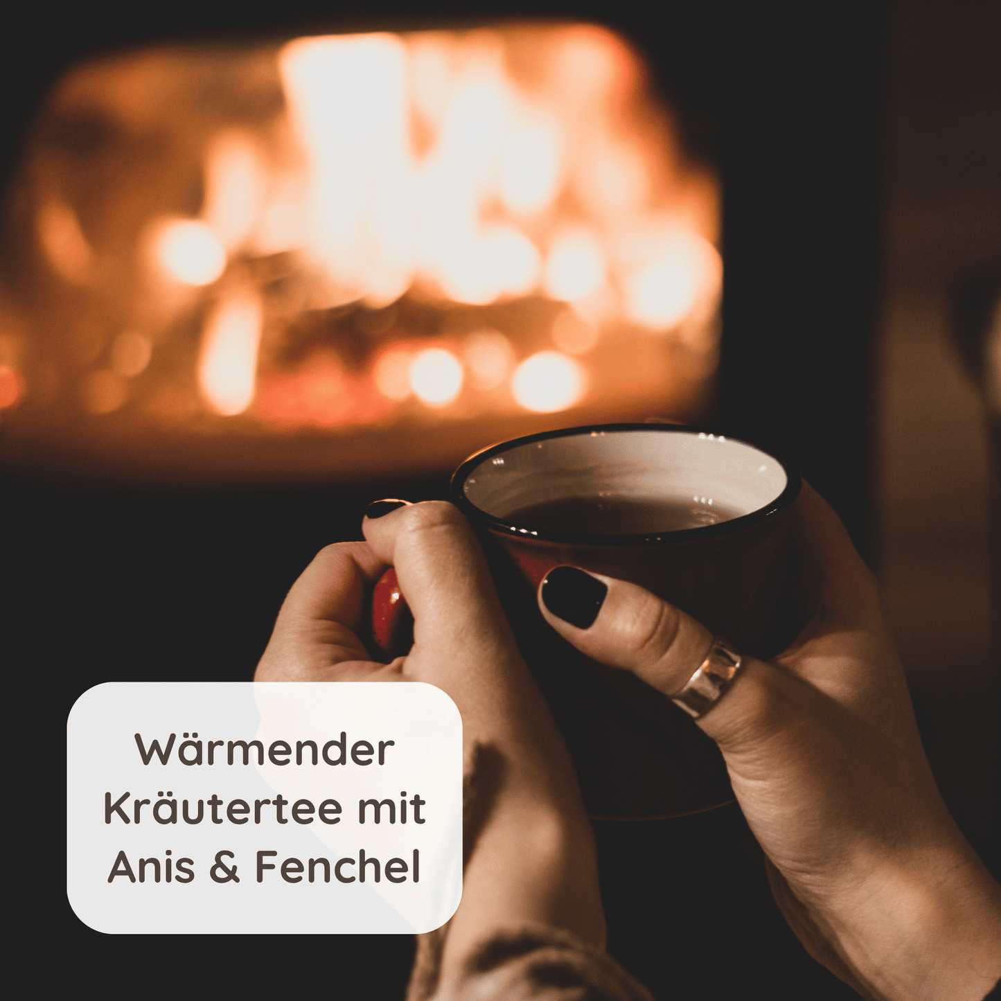 Hände halten eine Tasse Tee vor einem Kaminfeuer mit dem Text "Wärmender Kräutertee mit Anis & Fenchel"