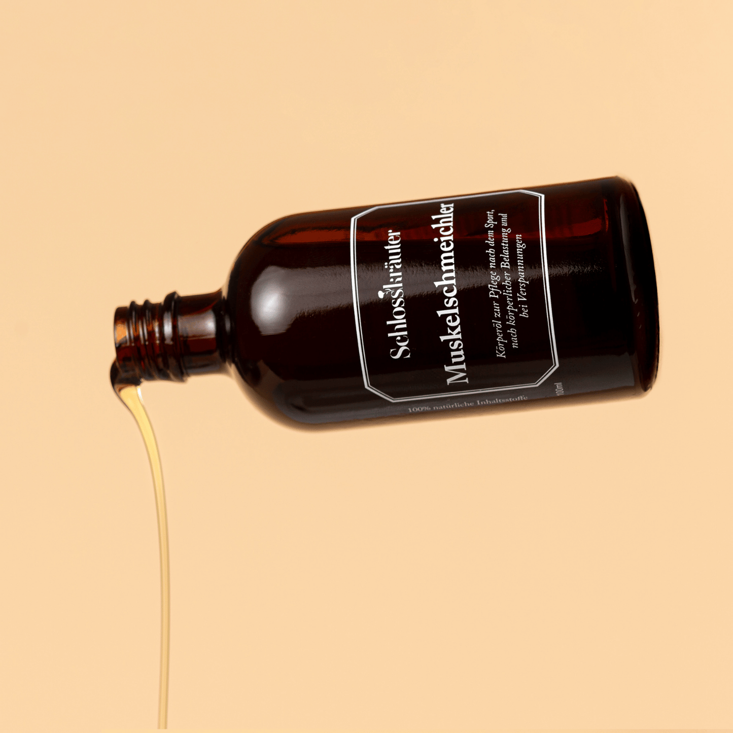 Gekippte, braune Glaschflasche mit gelblichem Pflegeöl im Ausguss, vor beigem Hintergrund.