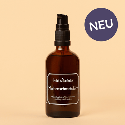 Braune Flasche mit Pumpspender und Etikett „Narbenschmeichler“, daneben Kreis mit Aufschrift „NEU“.