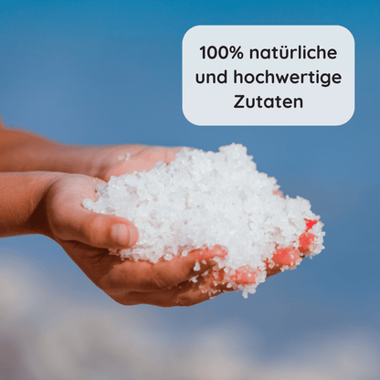Eine Hand voller Totem Meer Salz mit Text "100% natürliche und hochwertige Zutaten"