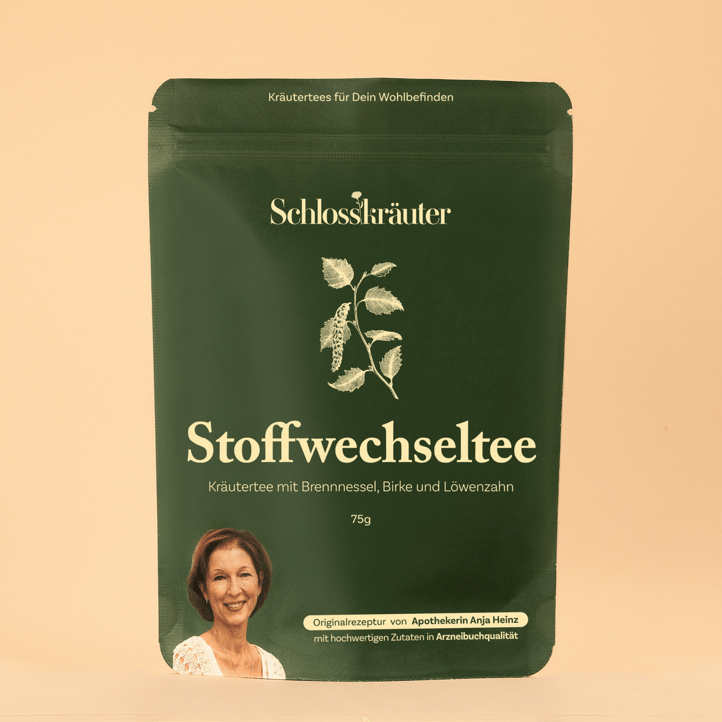 Stoffwechseltee in grünem Beutel auf beigem Hintergrund